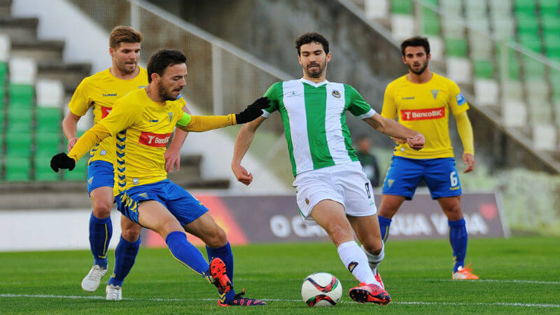 Rio Ave vs Estoril • Este é daqueles jogos que precisava haver seis pontos em disputa, tal é a necessidade de ambas equipas vencerem. O Rio Ave tenta resistir, na 5ª posição que lhe permita o apuramento para a Liga Europa. O Estoril é o lanterna vermelha e precisa somar pontos para sair desta difícil situação. Os