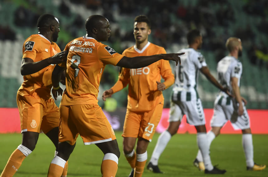 FC Porto vs Setúbal • A 31ª jornada encerra-se no Estádio do Dragão. O líder da Liga NOS recebe o Vitória de Setúbal, depois de ver os dois perseguidores vencerem, e assim, os dragões entram para esta jornada. O momento do FC Porto é de grande confiança, depois da vitória, na casa do rival. O FC Porto...