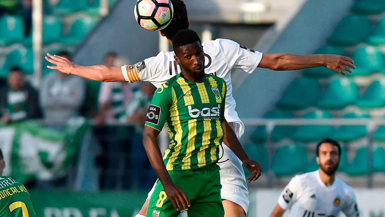 Rio Ave vs Tondela • O Rio Ave contia a tentar agarrar, “com unhas de dentes” ao 5º lugar, o último que pode dar uma vaga para a Liga Europa. A equipa de Miguel Cardoso tem-se mantido nesse lugar, mas nesta 30ª jornada foi ultrapassado, à condição, pelo Marítimo. Ou seja, se este jogo era importante para o Rio Ave