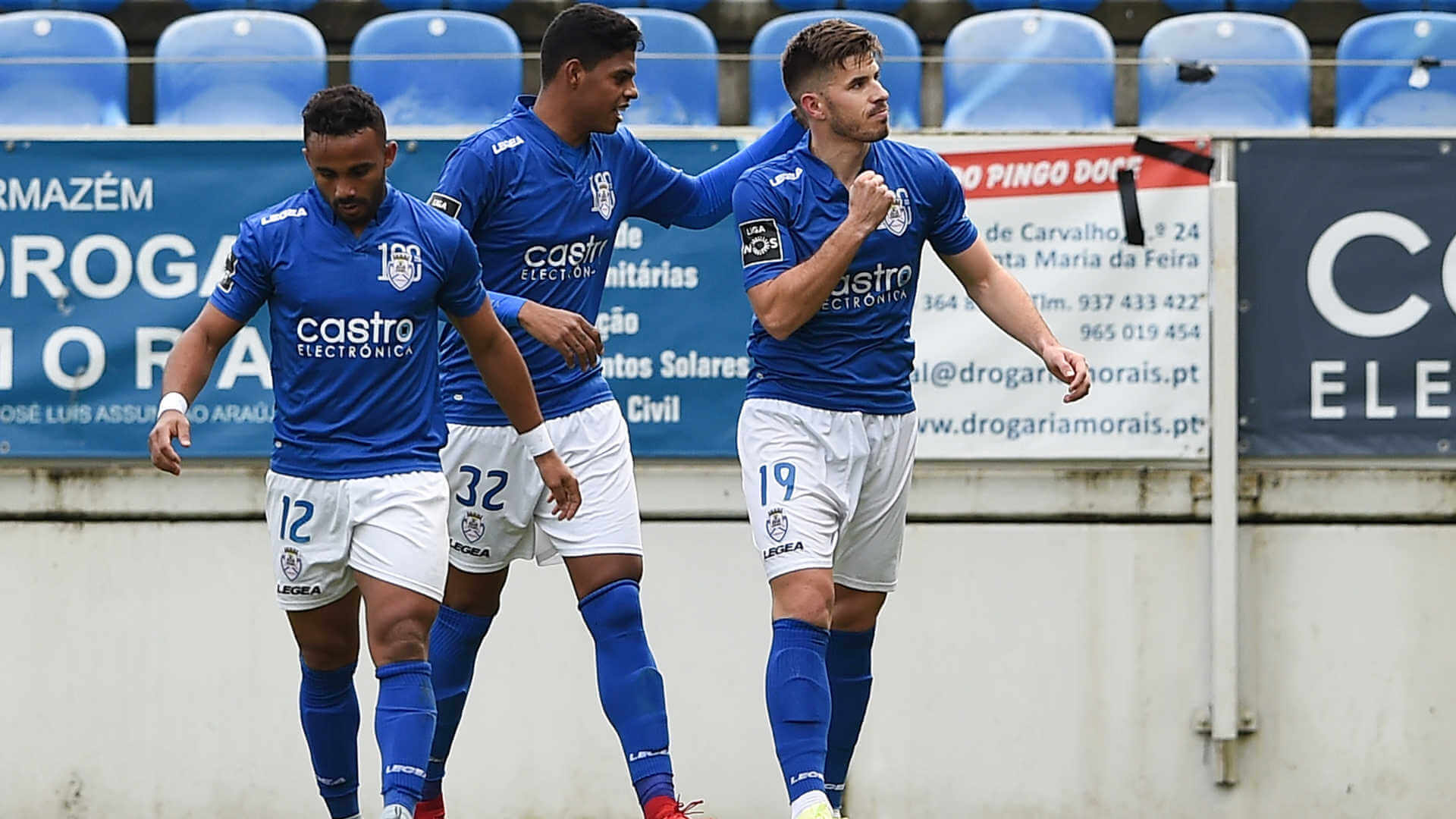 Feirense vs Estoril • Um dos jogos que promete trazer mais emoção nesta jornada. Feirense e Estoril fazem parte de um quinteto de equipas que transportam para a derradeira jornada a decisão do seu futuro na Liga NOS. As contas do Estoril são simples, ou ganha e fica entre os grandes do futebol português. O prognóstico